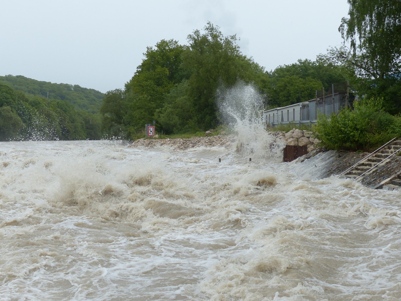 flood, waves, riverbank, splash, swirl, dangerous, whirl, spray, danube, rainy weather, cloudy, rain, wet, precipitation, flooding, water, water level, peak, flow, catastrophe, nature, flood disaster, storm, force of nature, civil protection, flood of the century, climate change